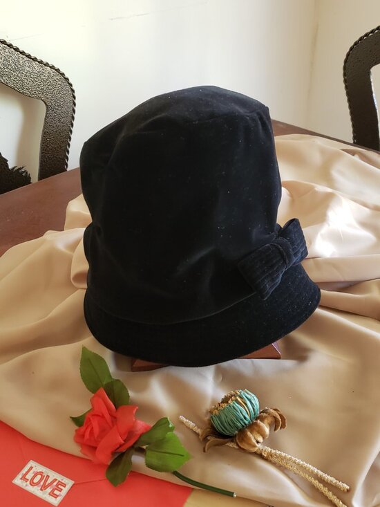 VINTAGE BLACK VELVET CLOCHE HAT WITH FLOWER ACCENTS main image 5